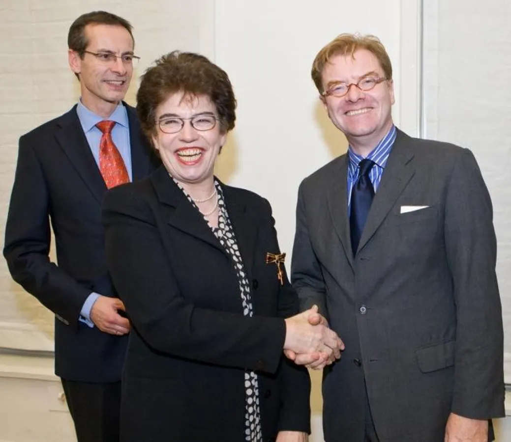 André Schmitz überreicht das Bundesverdienstkreuz an Frau Dr. Berger. Links im Hintergrund Dr. Ziegler, Vorstand der Georg-Kolbe-Stiftung