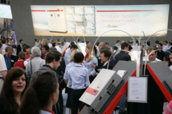 Bild: AUF DEM ERFOLGSWEG - Großer Andrang am Intersolar-Messestand von Fronius