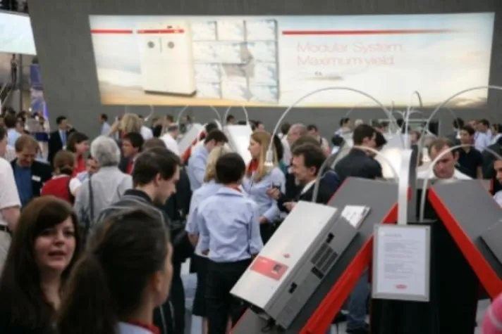 AUF DEM ERFOLGSWEG - Großer Andrang am Intersolar-Messestand von Fronius Bild: AUF DEM ERFOLGSWEG - Großer Andrang am Intersolar-Messestand von Fronius