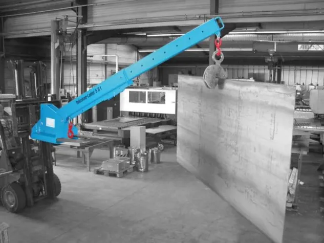 Bild: Lösungen für innerbetrieblichen Lastentransport- Werkstattkrane und Kranarme für Stapler im Überblick