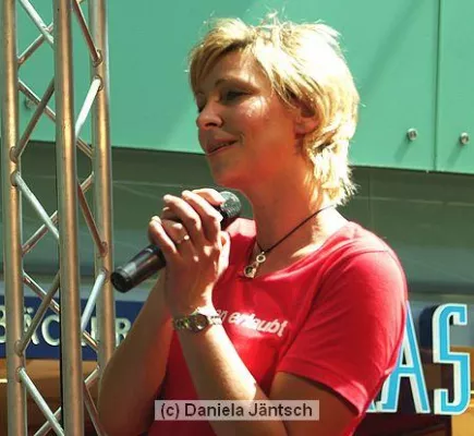 Claudia Jung mit ihrem neuen Album \"Träumen erlaubt\" auf Centerpromotiontour Bild: Claudia Jung mit ihrem neuen Album \"Träumen erlaubt\" auf Centerpromotiontour