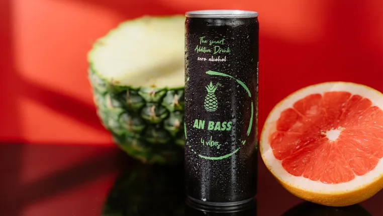 Aluminiumdose vs. Glas: Vino 4 Vibes erklärt, was bei Drinks wirklich zählt Bild: Aluminiumdose vs. Glas: Vino 4 Vibes erklärt, was bei Drinks wirklich zählt