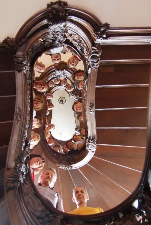 Der 4. Mannes-Freundeskreis europäischer Treppenbauer bestaunt die freitragende Treppe im Roten Haus von Monschau.