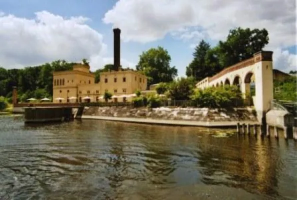 Bild: Die Biergartensaison 2009 ist eröffnet – Die Gasthaus-Brauerei Meierei in Potsdam öffnet schönen Biergarten