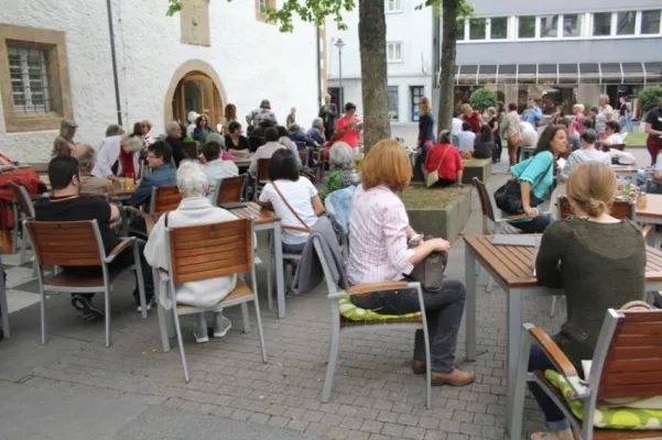 Bild: Gelungene Sommerlesung auf dem Kornhausplatz