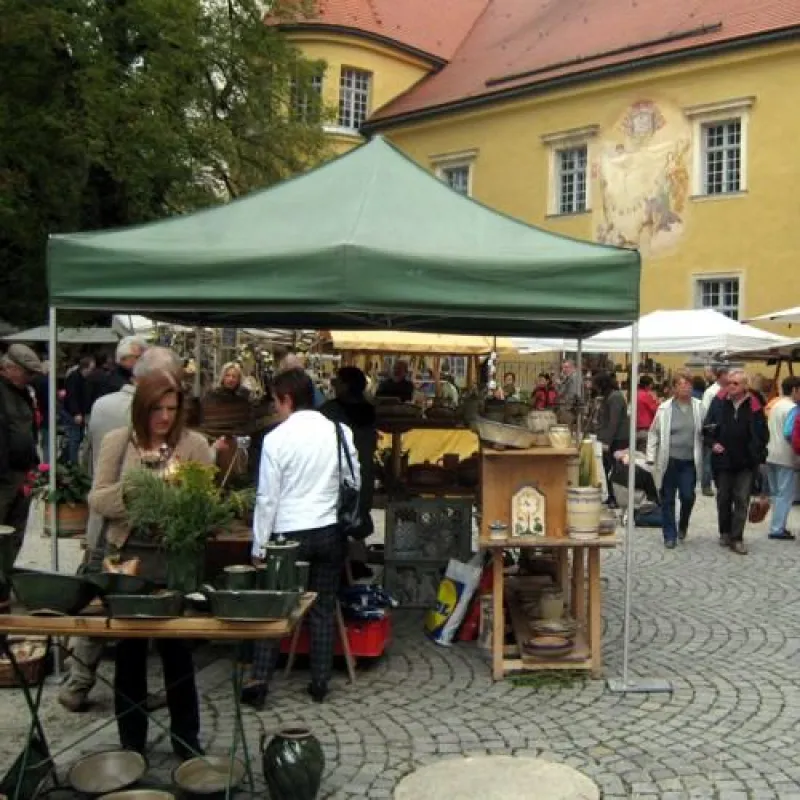 Ein Angebot, das keine Wünsche offen lässt, bietet der erfolgreiche Töpfermarkt auf Schloss Neuburg am Inn.