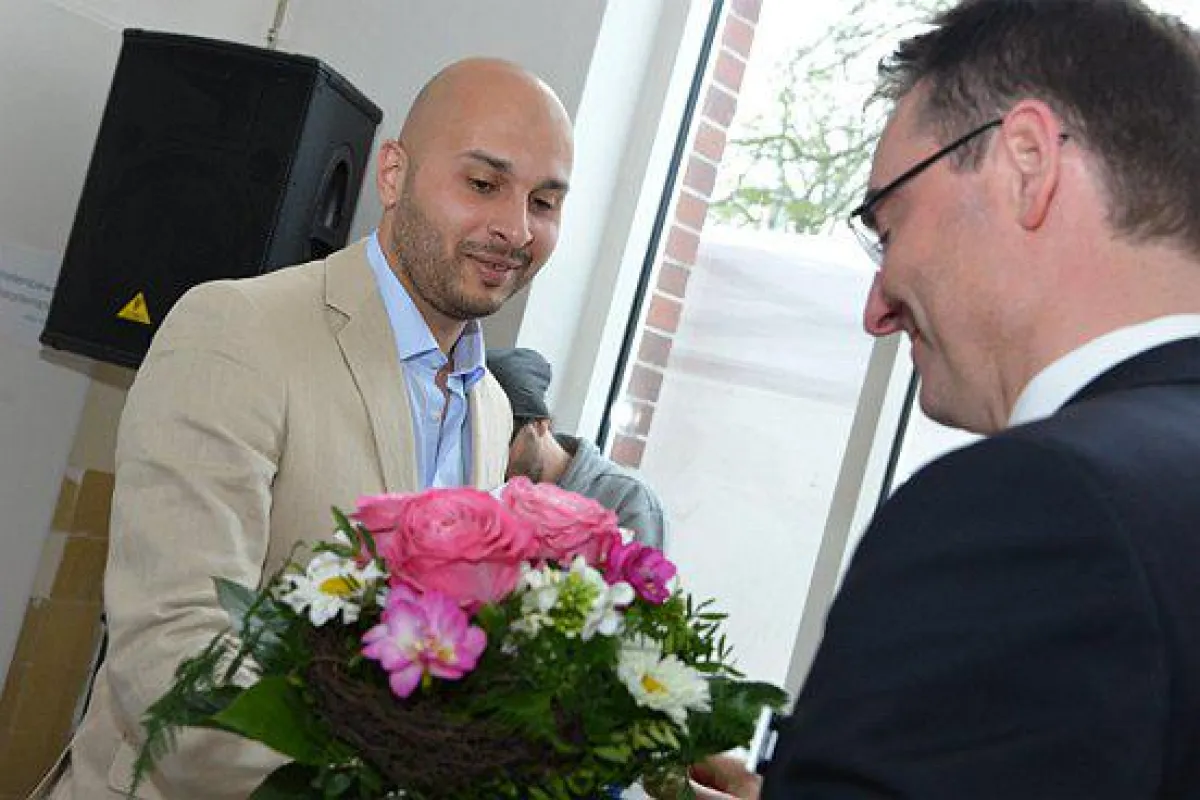 Klaus-Hinrich Vater gratuliert dem Preisträger Iyad Dayoub