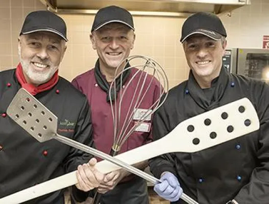 Bild: Thomas Beers und Gunnar Altenfeld im Clinch: „Chefs Battle“ im St. Elisabeth-Hospital in Gütersloh