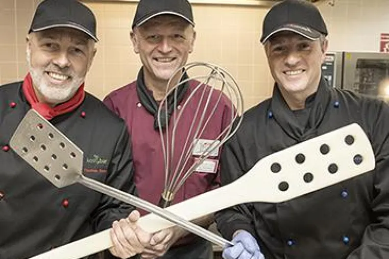Thomas Beers und Gunnar Altenfeld im Clinch: „Chefs Battle“ im St. Elisabeth-Hospital in Gütersloh Bild: Thomas Beers und Gunnar Altenfeld im Clinch: „Chefs Battle“ im St. Elisabeth-Hospital in Gütersloh