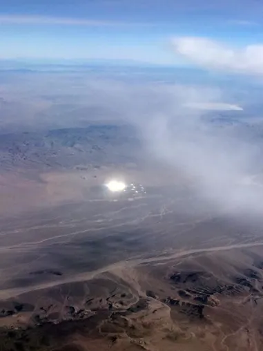 Bild: Ein riesiges UFO bei der Area 51 - Nevadas neue Solar Farm 'Ivanpah' bei der Nellis AFB/Case Closed