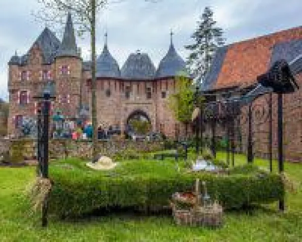 Bild: 20. Hexenmarkt auf Burg Satzvey am 1. Mai