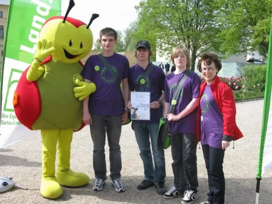Bild: Großes Lob für Schmiedefelder Teilnehmer beim Finale des Wettbewerbs „SOS-Schulhof“ 2009