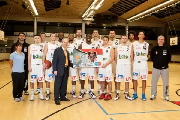 Fankarte zum Bezahlen: LTi Gießen 46ers und Volksbank Mittelhessen geben gemeinsame Bankkarte raus Bild: Fankarte zum Bezahlen: LTi Gießen 46ers und Volksbank Mittelhessen geben gemeinsame Bankkarte raus