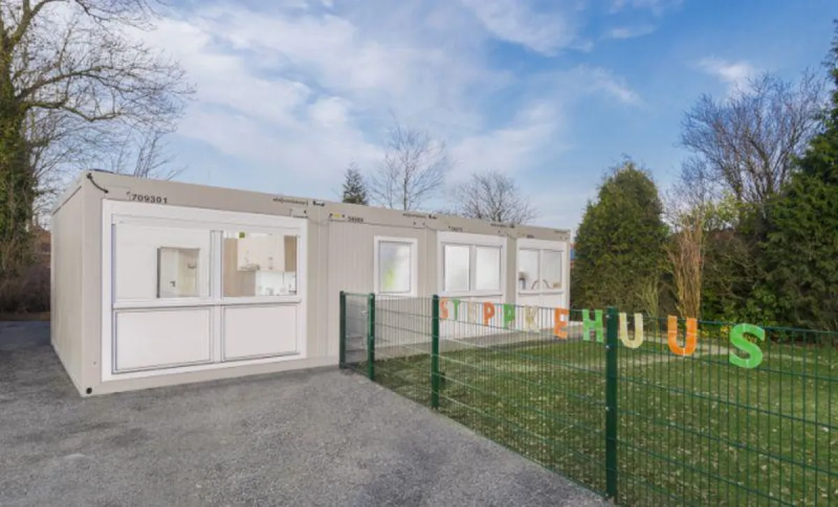 Das „Steppkehuus“ aus ELA Modulen sichert die Kinderbetreuung.