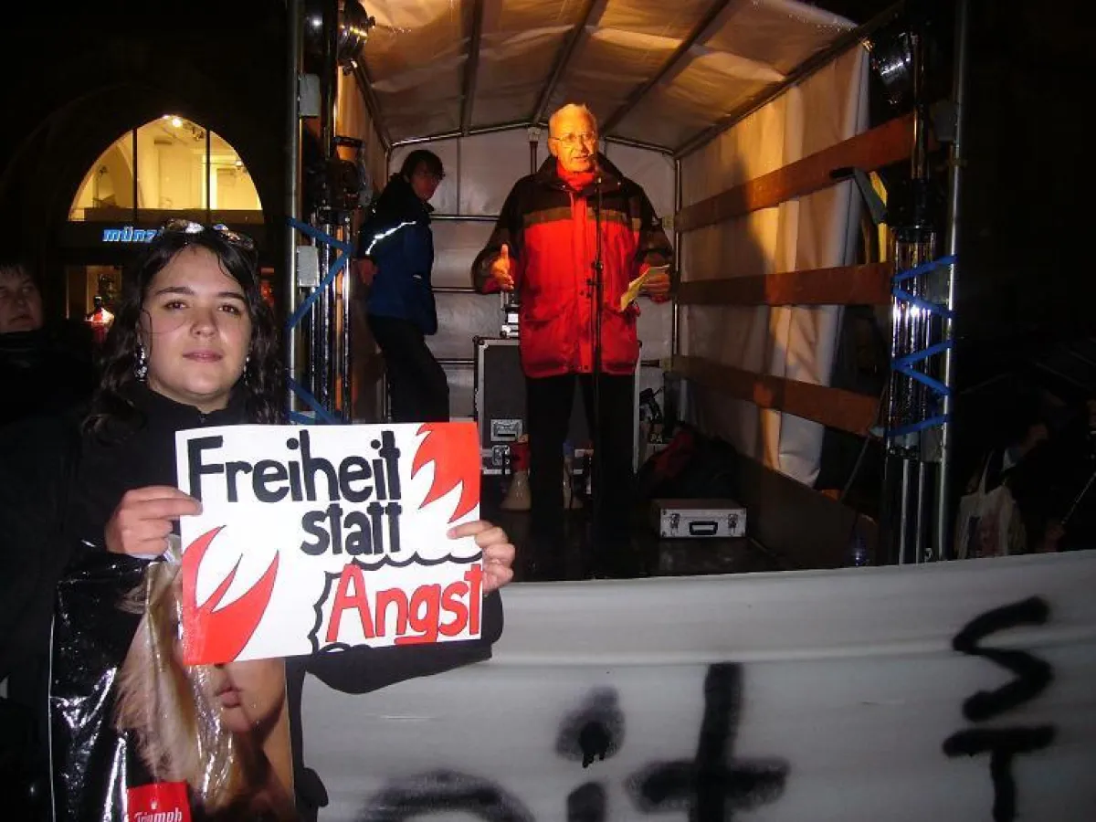 Freiheit statt Angst - Klaus Hanhnzog und eine Demonstrantin