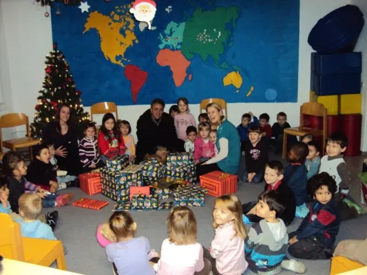 Bild: Strahlende Kinderaugen bei Geschenkübergabe im Kindergarten Briegelacker Baden-Baden