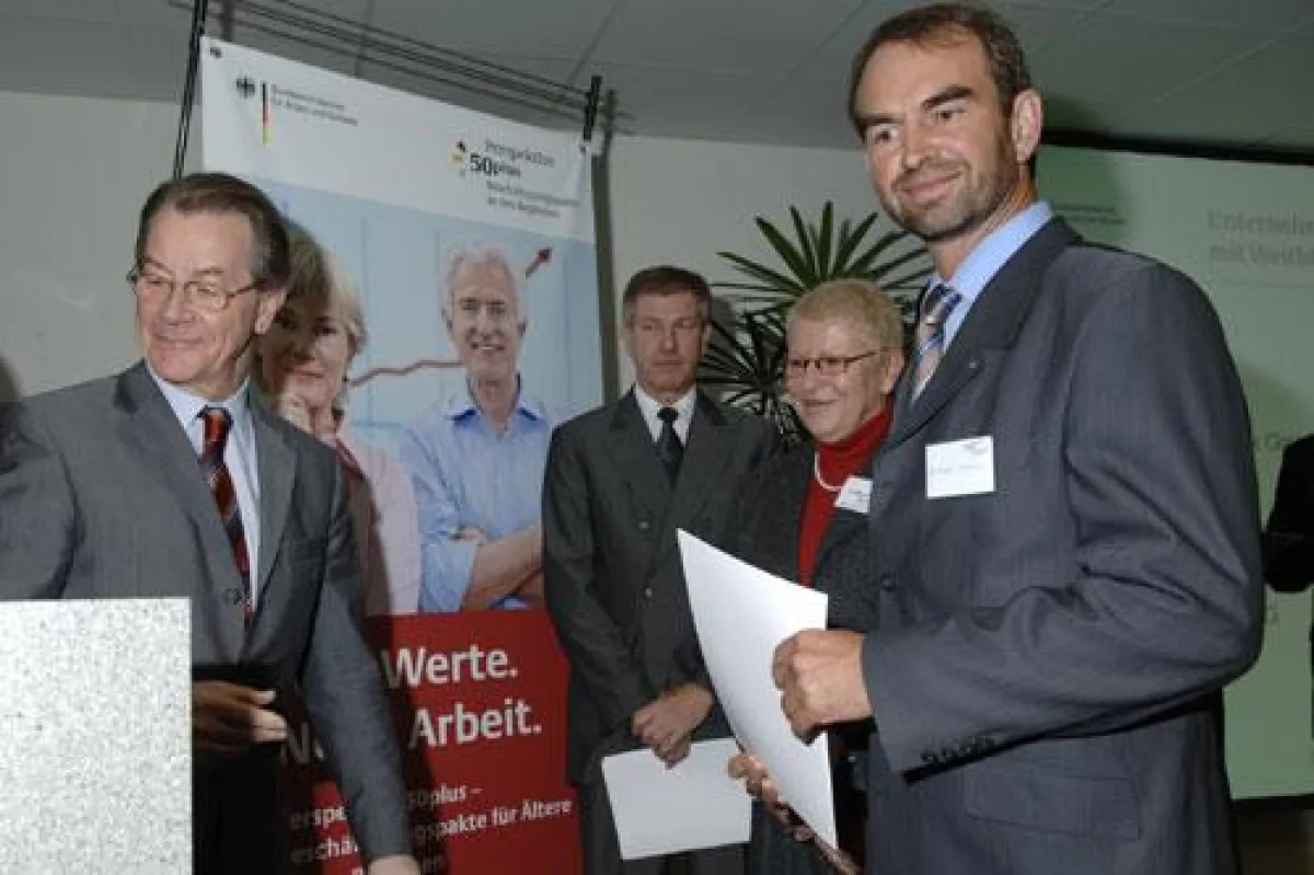 Arbeitsminister Franz Müntefering (links) gratuliert Dr. Norbert Teltschik (Richard Köstner AG, rechts) im Rahmen der Aktion \