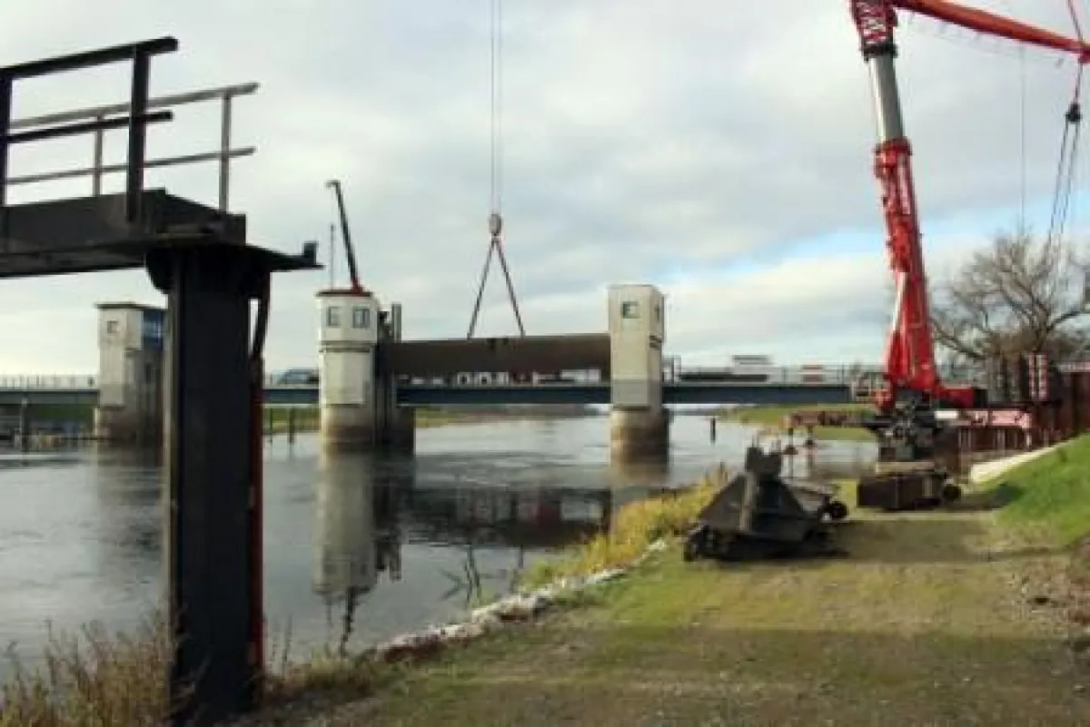 Das Grundschütz der Wehranlage wird vom 1200-Tonnen-Mobilkran in die Höhe gehievt.