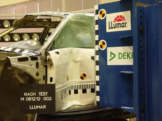 Bild: Tönungsfolie an Autoscheiben ist ein ewiges Thema. DEKRA testet spezielle Sicherheitsfolie von Llumar