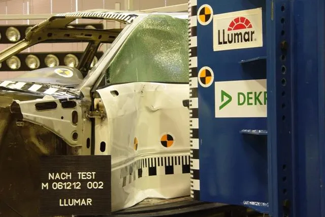 Bild: Tönungsfolie an Autoscheiben ist ein ewiges Thema. DEKRA testet spezielle Sicherheitsfolie von Llumar