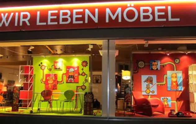 Bild: „Momoshi´s Wall of Fame“ bei Roter Punkt – wenn Schaufenster zur Kunstgalerie werden