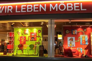 Bild: „Momoshi´s Wall of Fame“ bei Roter Punkt – wenn Schaufenster zur Kunstgalerie werden