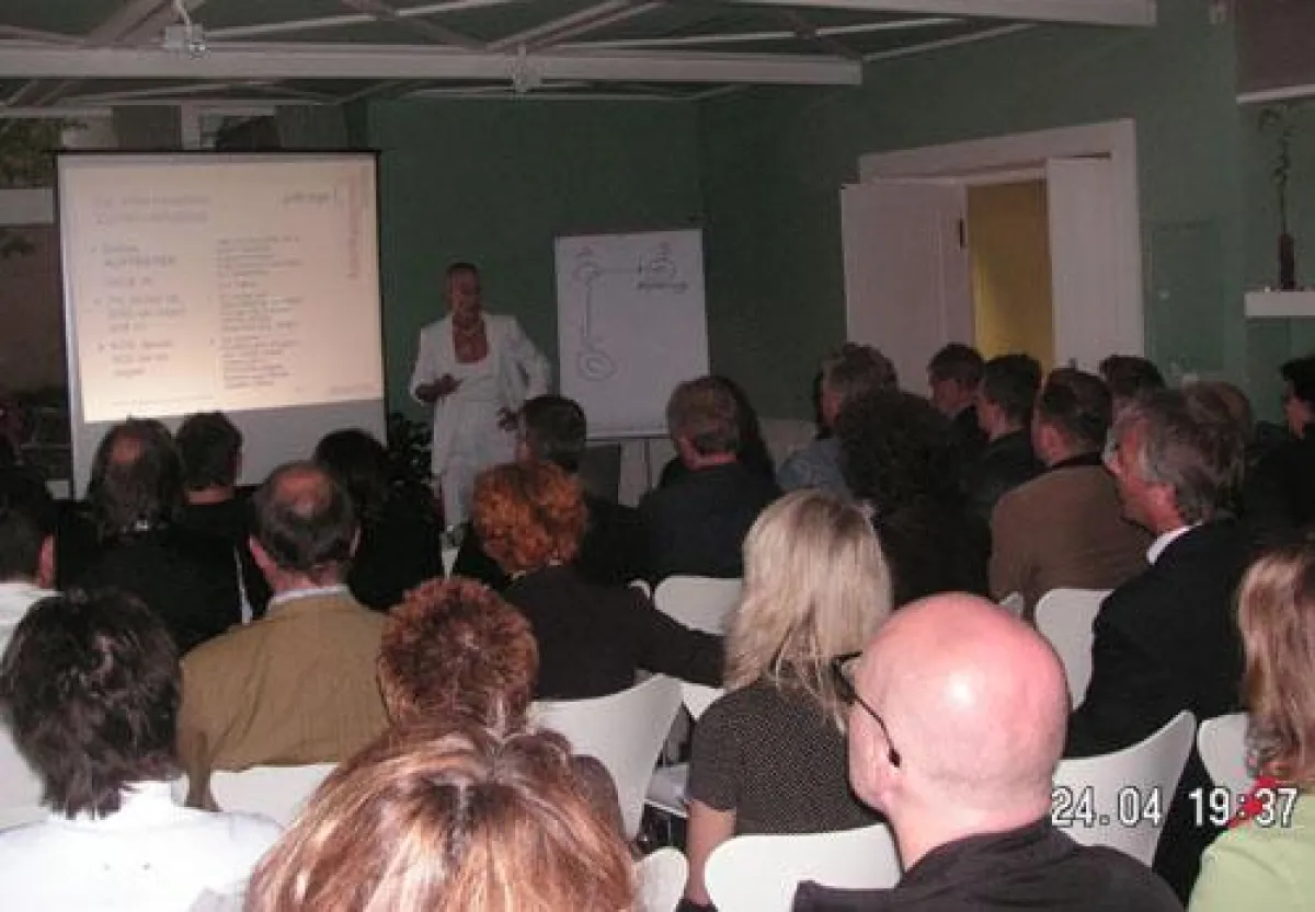 Nadine Rebel erklärt, wie man mit Gestik, Mimik und Sprache überzeugt!