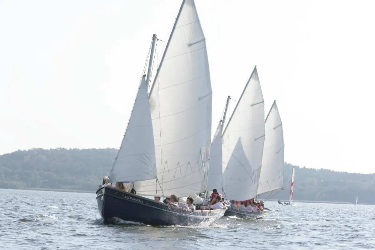 Teamsegelkutter unter vollen Segeln