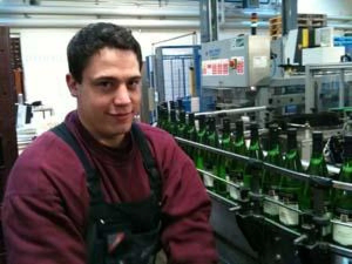 Weinküfer Mathias Korrman bei der Abfüllung von Weißwein (Bild: Weingärtner Dürrenzimmern-Stockheim eG)