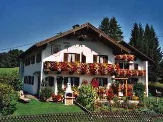 Bild: Ab in die Oster-Ferien:  Kurzfristig noch Feriendomizile im winterlichen Oberbayern