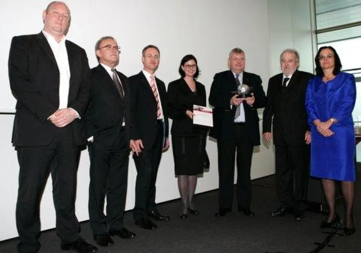 Initiator Helmut Bayer (TQU), Professor Heinz Trasch (Vorstandsvorsitzender der Steinbeis-Stiftung), Jörg Enk, Stefanie Scheuble und Krysztof-Daniel Malowaniec (Paul Hartmann AG) sowie Paul E. und Bet