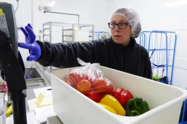 Bild: Sie weiß, was sie kann: Michaela Müller kommissioniert Obst und Gemüse