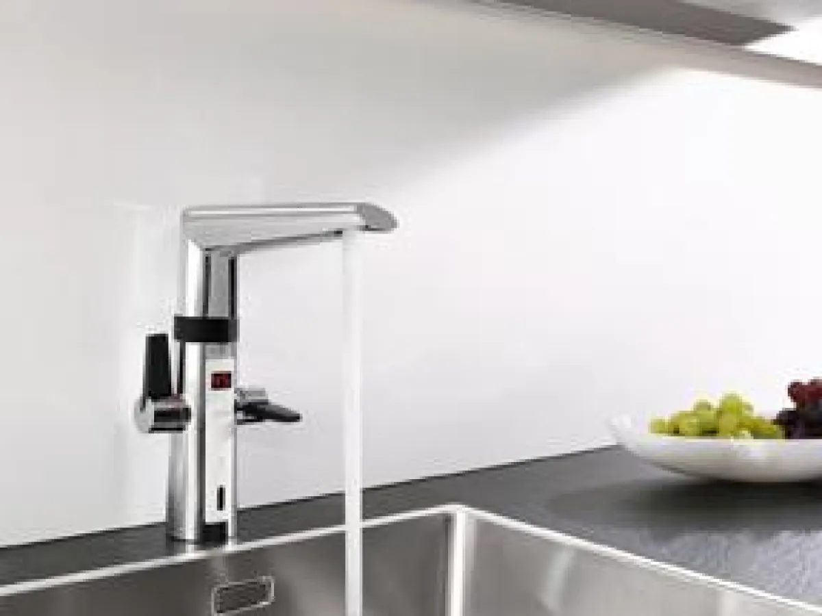 Bei der berührungslosen Funktion der HANSAFIT Hybrid fließt automatisch Mischwasser. Foto: Hansa