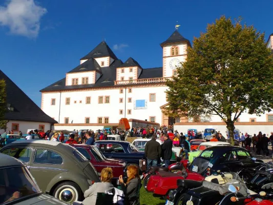 Bild: Freiluft-Museum für einen Tag: Legendäres Oldtimer-Herbst-Treffen auf Schloss Augustusburg