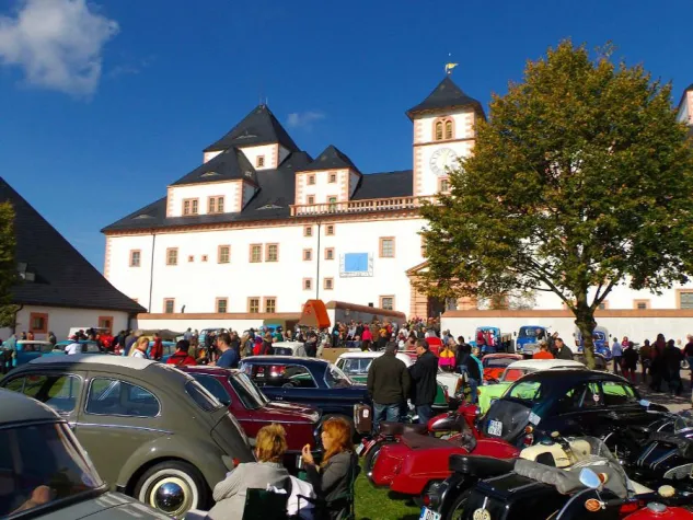 Bild: Freiluft-Museum für einen Tag: Legendäres Oldtimer-Herbst-Treffen auf Schloss Augustusburg