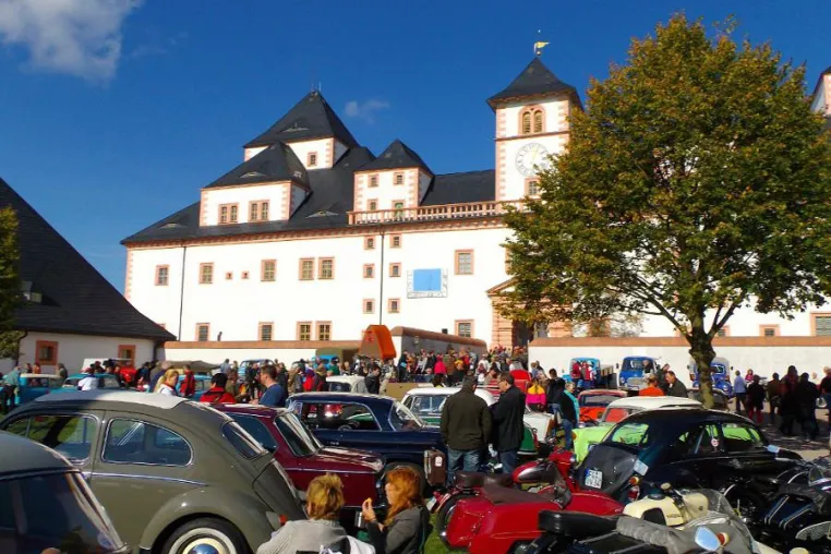 Bild: Freiluft-Museum für einen Tag: Legendäres Oldtimer-Herbst-Treffen auf Schloss Augustusburg