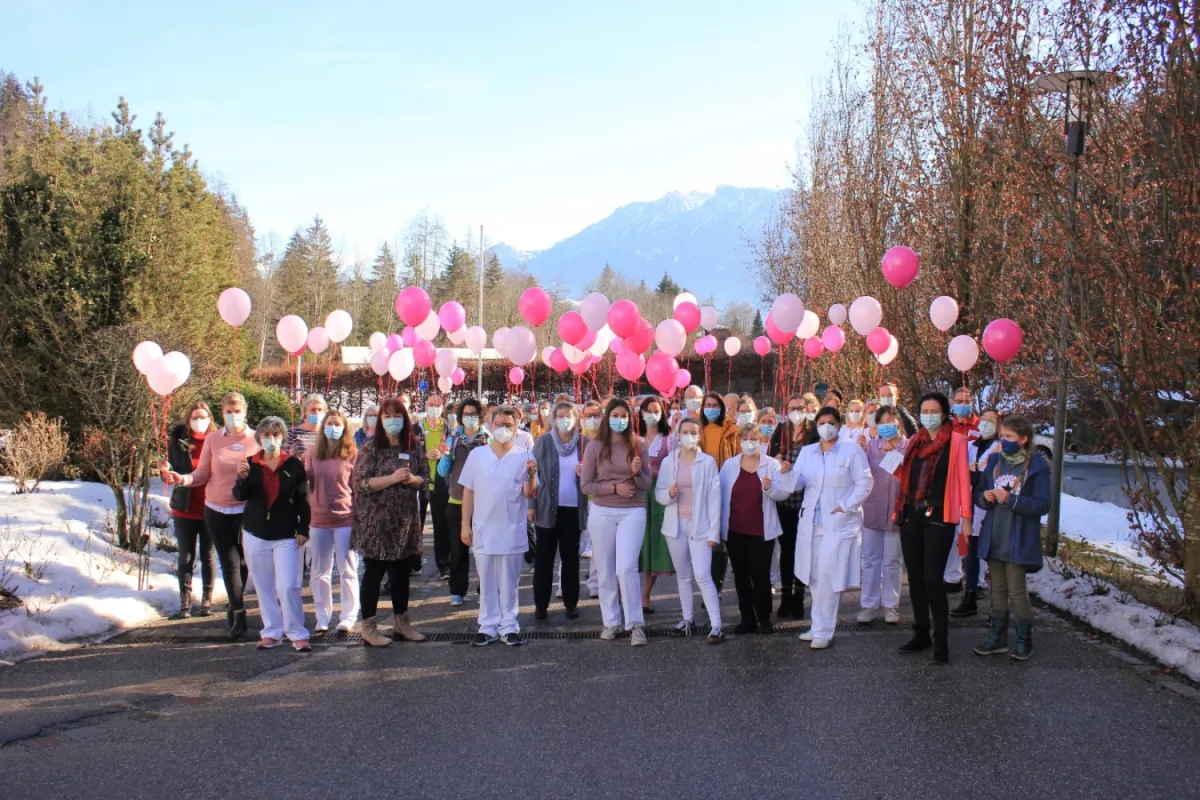 Team der Klinik Bad Trissl am Weltkrebstag 2021 (© Klinik Bad Trissl)