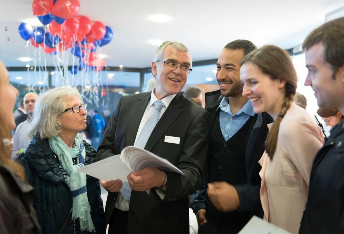 Ein Berater der IFB Hamburg erklärt die Finanzierungs- und Förderangebote.