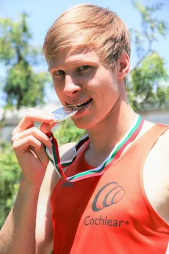 Bild: Mittelstreckenläufer Alexander Bley (25) gewinnt bei Leichtathletik WM der Gehörlosen Silber