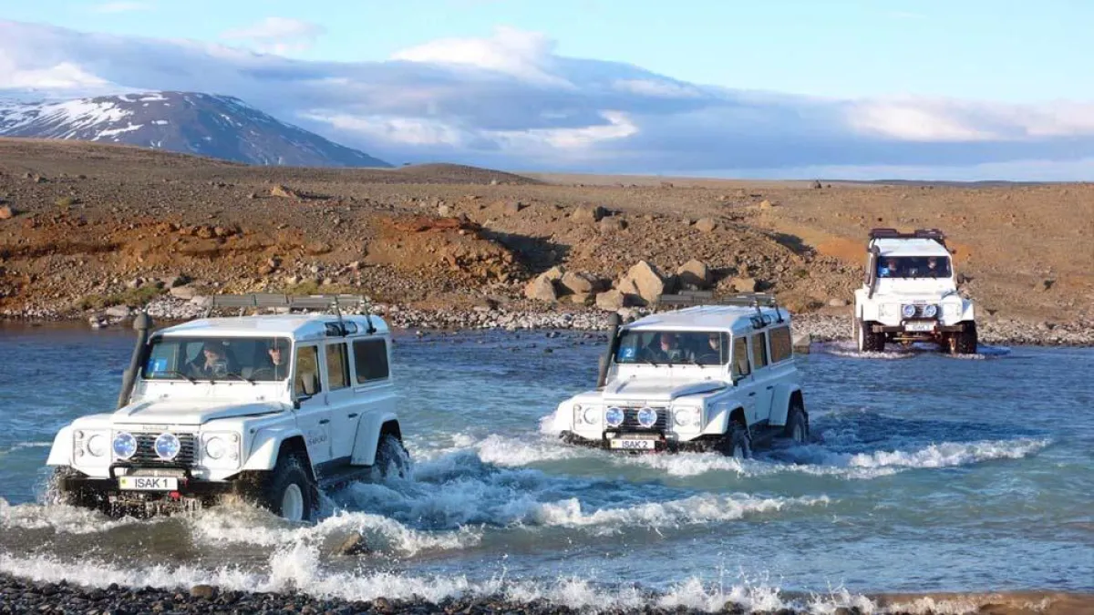 Die Tourteilnehmer fahren selbst mit umgerüsteten 4x4 Fahrzeugen