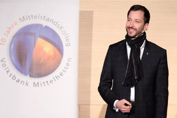 Bild: René Borbonus begeistert Firmenkunden der Volksbank Mittelhessen