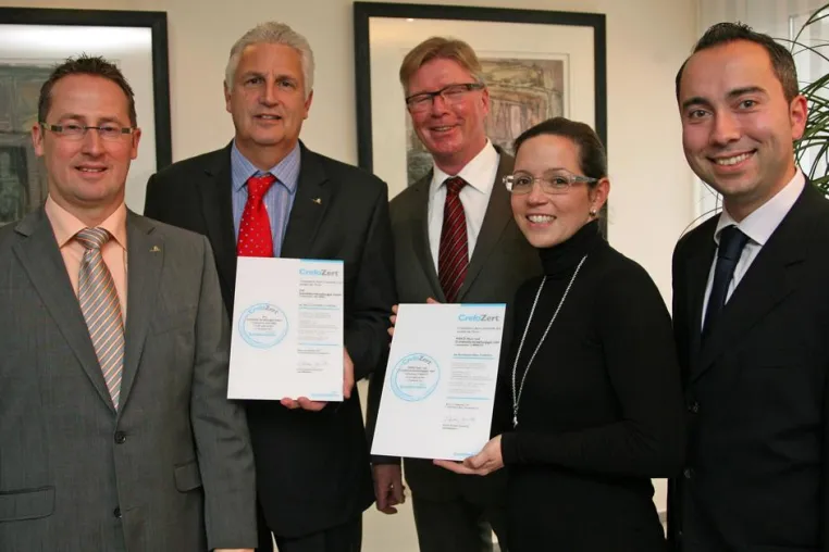 Bild: Creditreform Bonn verleiht Bonitätszertifikat "CrefoZert" an IVV Immobilien und WEKÖ GmbH
