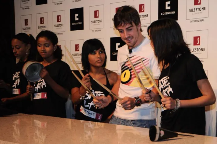 Bild: FERNANDO ALONSO PRÄSENTIERT IN BRASILIEN DIE NEUESTEN SILESTONE® INNOVATIONEN