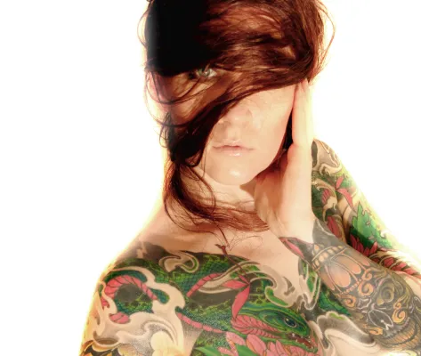 Bild: Tattoo-Model Jenni Mitkovic verlobt sich mit 27 Jahre älteren Freund