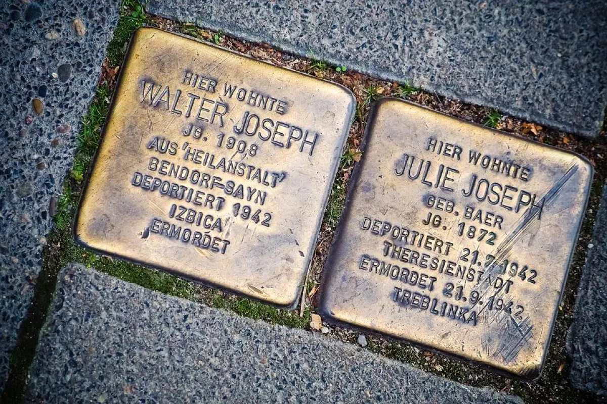 Zwei Stolpersteine als Mahnung an die Gegenwart