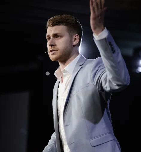 Speaker Kim Kolb aus Coburg gewinnt beim internationalen Speaker Slam Bild: Speaker Kim Kolb aus Coburg gewinnt beim internationalen Speaker Slam