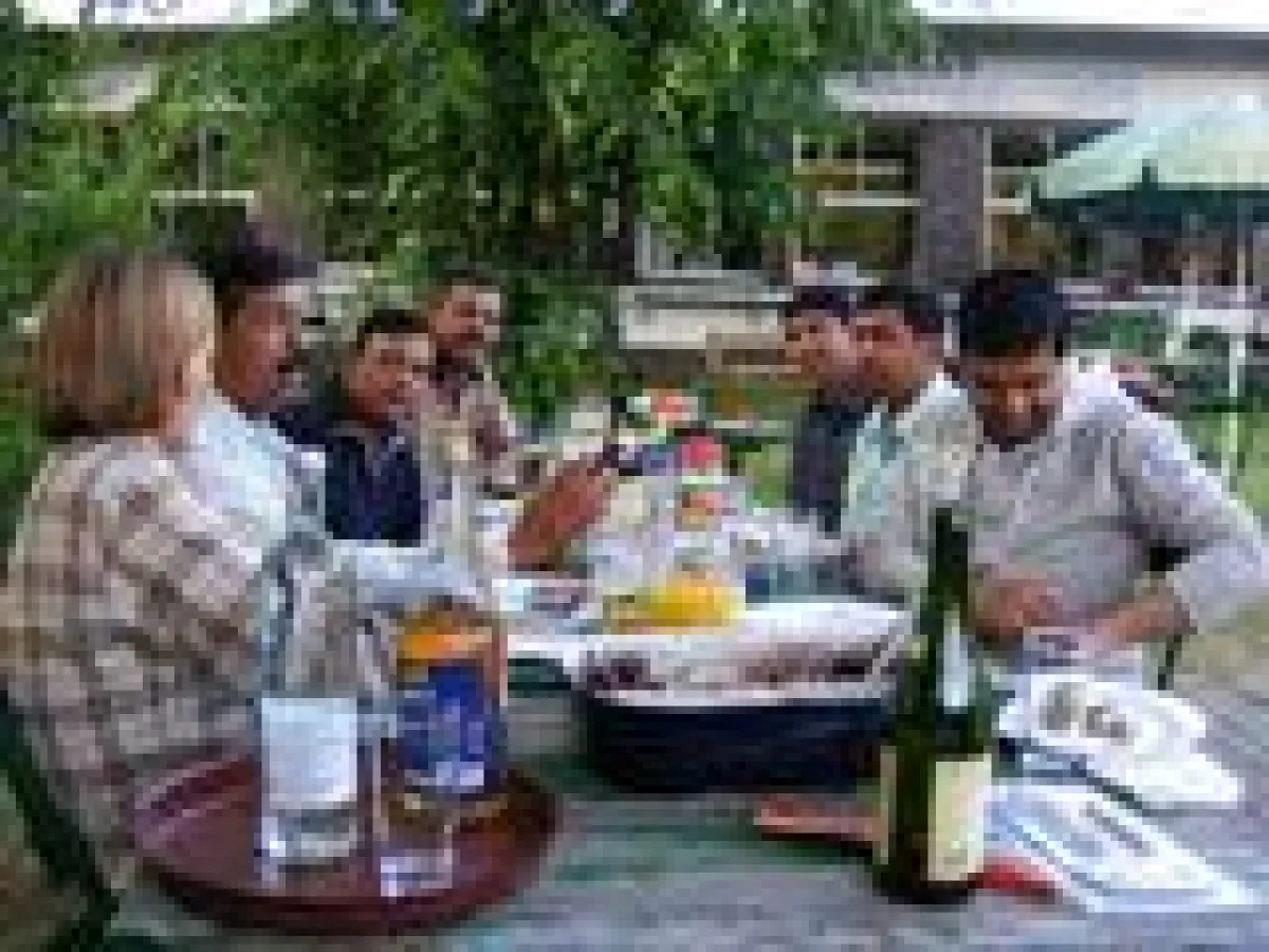 Das Team der Indischen Top-Piloten vom Sarang-Team mit der Fachjournalistin Jenny May beim Dinner im Garten des Kapitäns-Klubs in Kablow Ziegelei. Foto: www.kapitaens-klub-gisder.com