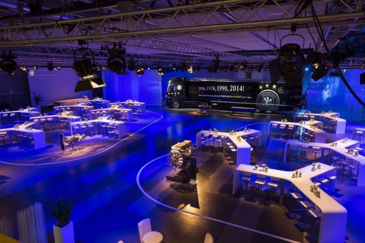 Der Blick in die Halle zeigt noch mehr als die vier Sterne des WM-Trucks.