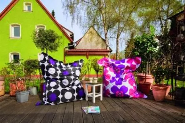 Bild: Neuer Gartentrend: Wetterbeständige Sitzsäcke setzen ungewöhnlich wohnliche Akzente