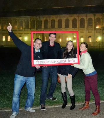 Bild: Roter Bilderrahmen schenkte Freude an Kunst anlässlich der Langen Nacht der Münchner Museen